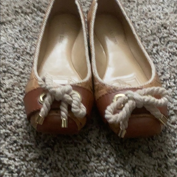 Tan Gianni Bini Flats - Picture 1 of 3